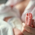 neonato-piedino-allattamento-400