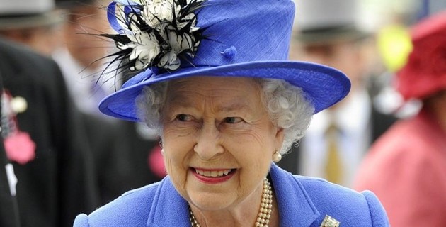 La regina Elisabetta debutta su Twitter, si firma Elizabeth R.