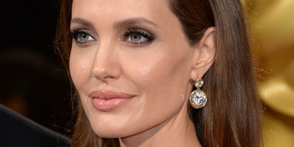 La Jolie si è fatta asportare le ovaie. Aveva paura del cancro (VIDEO)