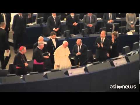 Bergoglio a Strasburgo, discorso interrotto da applausi