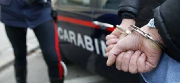 manette-arrestato-carabinieri_
