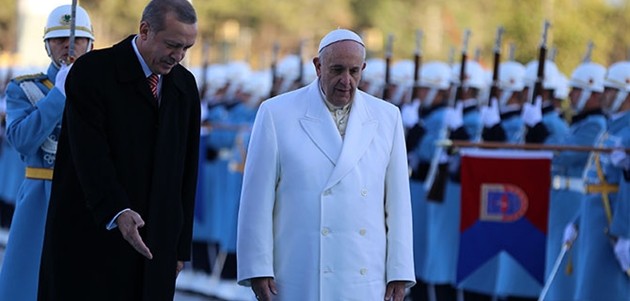Il Papa con Erdogan, divergenze sui jihadisti e prove di dialogo