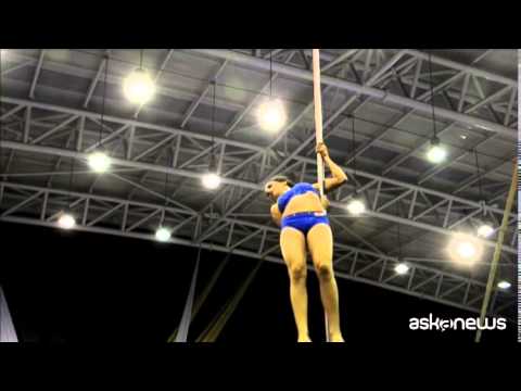 Super acrobazie al campionato di Pole Dance