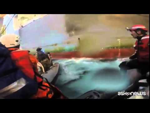 Video shock Greenpeace: ferita attivista italiana in azione