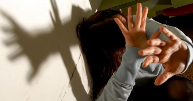 Stupra e mette incinta figlia 13enne convivente: arrestato