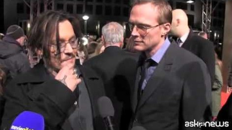 Alla Berlinale un red carpet in delirio per Johnny Depp (VIDEO)