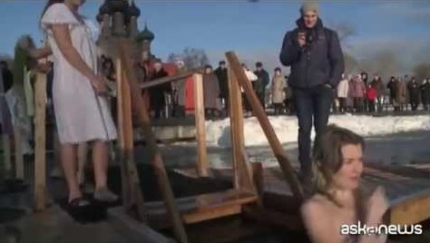Bagno ghiacciato per migliaia di russi per la festa dell'Epifania