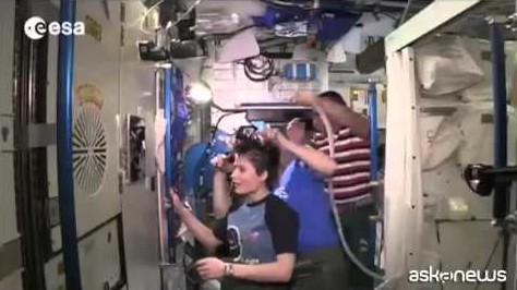 Coiffeur spaziale per @AstroSamantha, il video