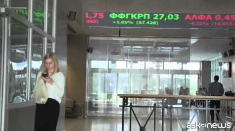 Euro ai minimi da 11 anni su dollaro dopo le elezioni in Grecia