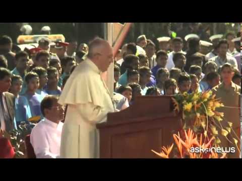 Il Papa in Sri Lanka accolto da folla in festa e...dagli elefanti