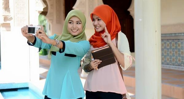 Sfida alla fatwa: donne indonesiane postano selfie su Twitter