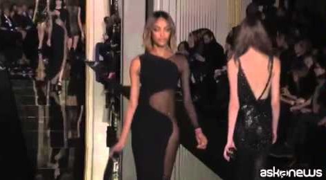 La sfilata di Versace apre l’haute couture a Parigi (VIDEO)