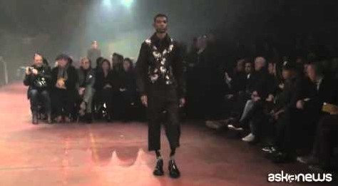 L’uomo gothic-chic di Alexander Mcqueen ha pantaloni al polpaccio