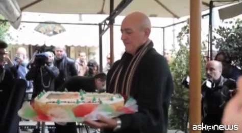 Napolitano torna a casa, bagno di folla nel rione Monti a Roma