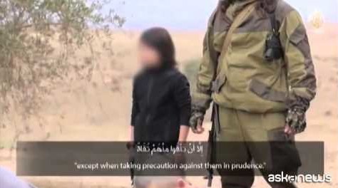 Nuovo video dell’Isis mostra bimbo che uccide due “spie russe”