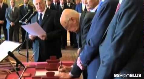 Quando Mattarella giurò nelle mani di Napolitano