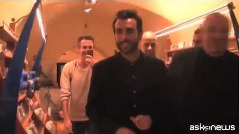 Roma, fan in delirio per Marco Mengoni (VIDEO)