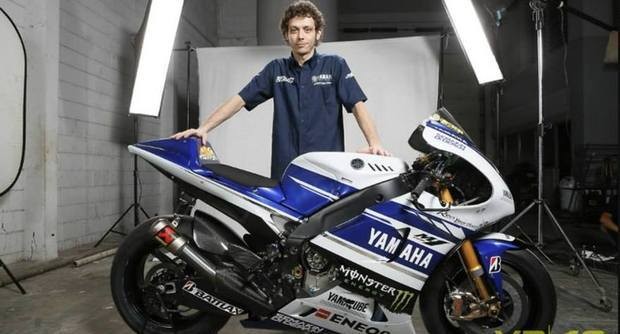 Presentata la Yamaha, Rossi per il decimo mondiale