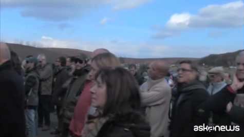 Ultimo saluto a Pino Daniele, bara sfila su note di “Napule è”