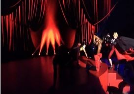 Madonna cade dal palco ai Brit Awards 2015 (VIDEO)