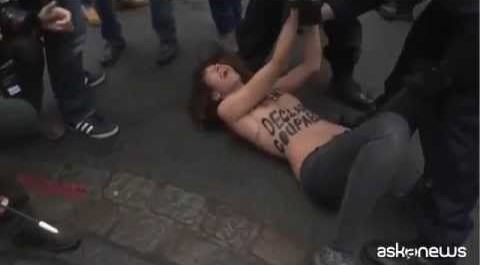 Processo Strauss-Kahn, blitz delle Femen a seno nudo