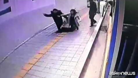Seoul, voragine inghiotte due passeggeri scesi dal bus (VIDEO)