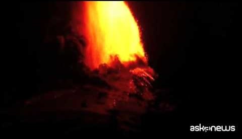 Cile, la spettacolare eruzione del vulcano Villarica