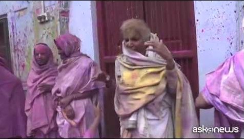 In India è Holi: festa colorata per vedove e bambini