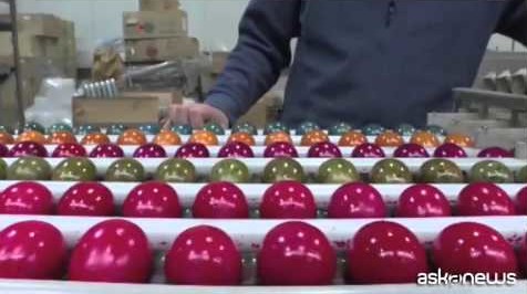La fabbrica che realizza 30 mila uova di Pasqua all’ora