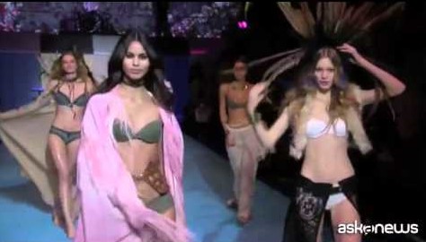 L’intimo Etam, a Parigi festa dance in passerella (VIDEO)