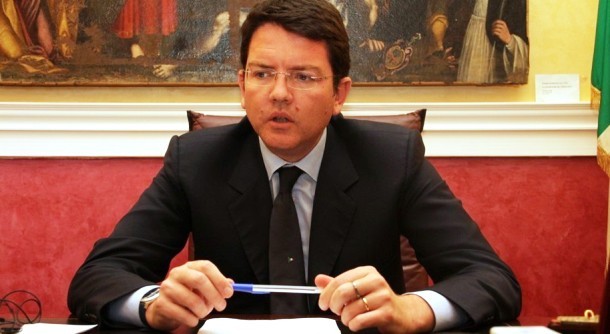 Non c’è tregua in casa Pd. Zambuto va da Berlusconi, il partito di Renzi esplode e lui si dimette (VIDEO)