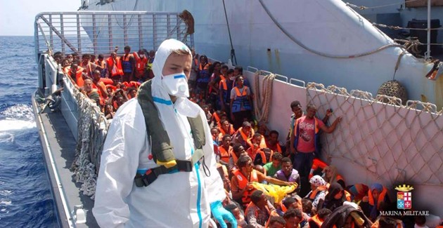 Trovati 50 morti su una barca di profughi al largo della Libia. E a Lampedusa è sempre emergenza
