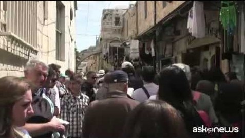 In migliaia celebrano il Venerdì santo a Gerusalemme