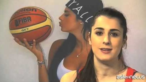 La  Vignali risponde ai fan: Stefano? Se è bravo lo sposo (VIDEO)