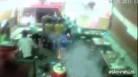 Nepal, impressionanti immagini del momento della scossa