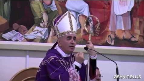 Vescovo di Noto canta Noemi e Mengoni e diventa virale (VIDEO)