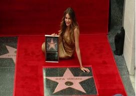 Una stella per Vergara sull’Hollywood Walk of Fame (VIDEO)