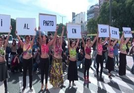 Argentina, proteste a seno nudo per diritto parto domestico