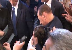 Berlusconi consola bimba disabile spintonata