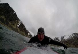 Fare surf sulle onde del circolo polare artico (VIDEO)
