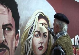 Il pittore greco che dipinge le locandine dei film a mano (VIDEO)