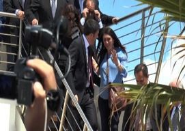 Pina Picierno col pancione cade vicino a Renzi (VIDEO)