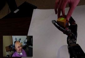 Braccio robotico che si muove con la forza del pensiero