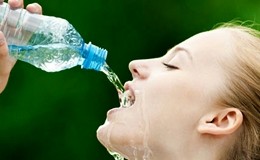 Bere acqua stimola il metabolismo e aiuta a stare in forma