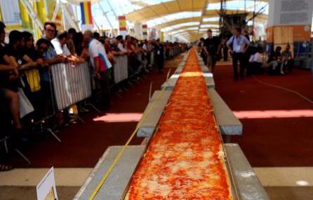 La pizza più lunga e solidale: 300 metri vanno a bisognosi