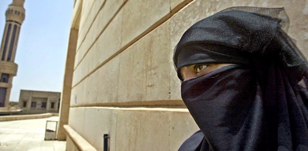 Siria, Isis decapita per la prima volta 2 donne per stregoneria. Crocifissi anche 5 uomini