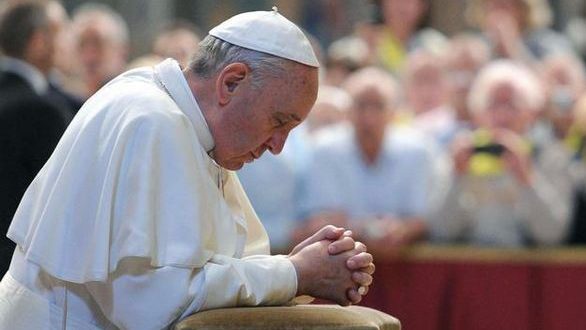 Il Papa in preghiera davanti alla sindone a Torino