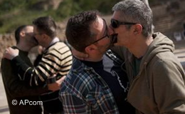 Marocco, si baciano in pubblico, due uomini condannati a 4 mesi