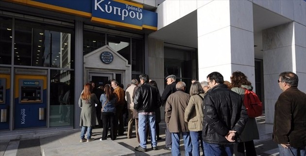 Tsipras: referendum sul piano Ue. E intanto i greci in coda ai bancomat e distributori di benzina