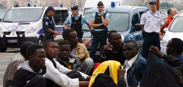 Francia: "Gli immigrati non passano, se ne occupi l'Italia" (VIDEO)